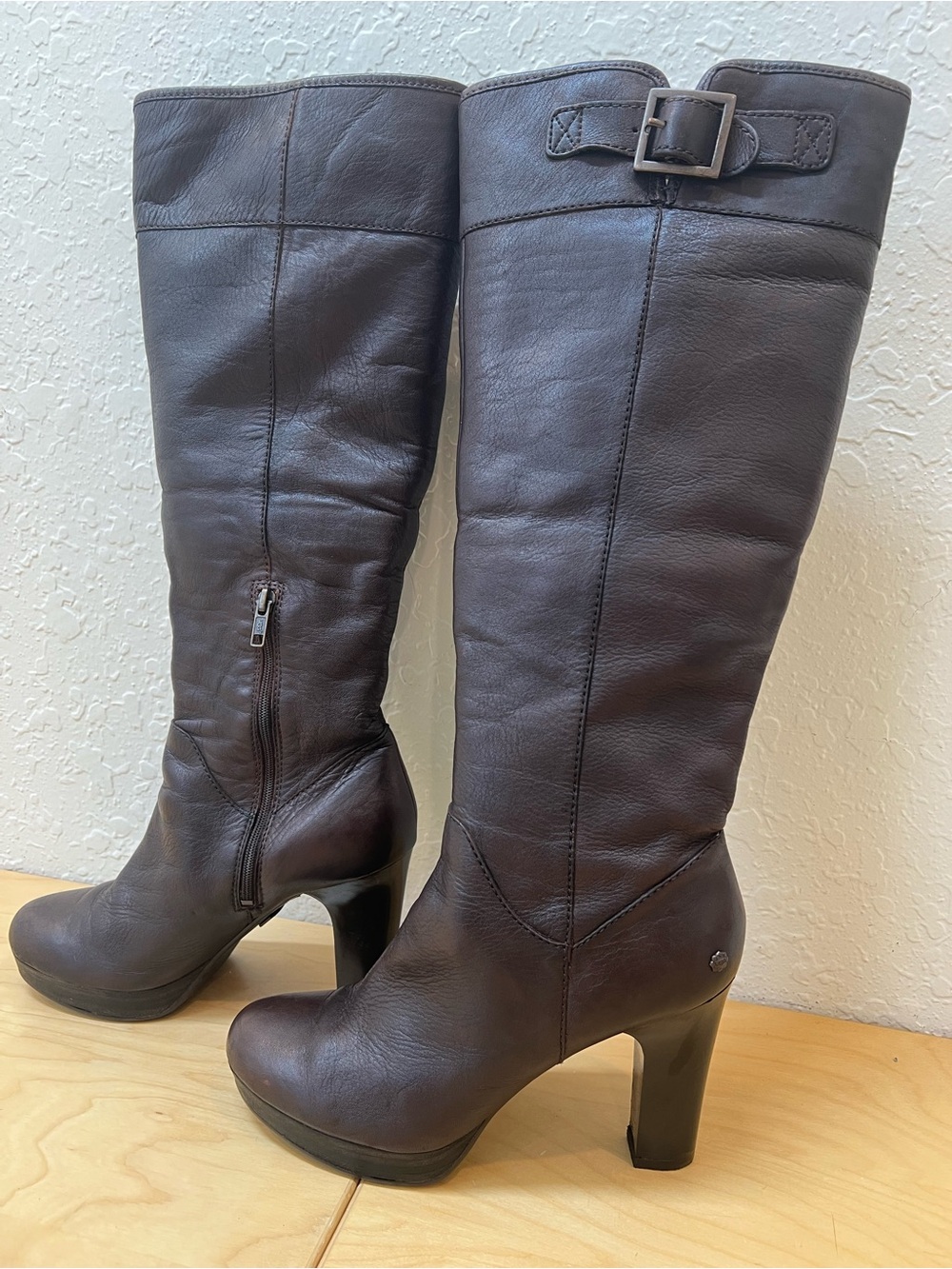 UGG Women's Tall Brown Leather Heeled Boots - Classic Knee High Style size 9